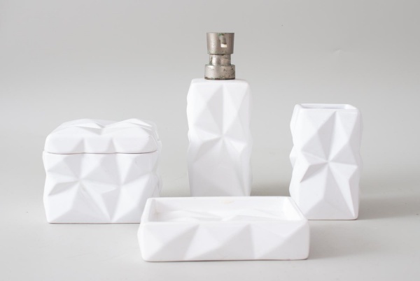 Conjunto de banheiro em cerâmica branca brilhante, design geométrico origami, marca Tok&Stok. Composto por 4 peças: porta-algodão com tampa, saboneteira, porta-escova e dispenser de sabonete líquido c