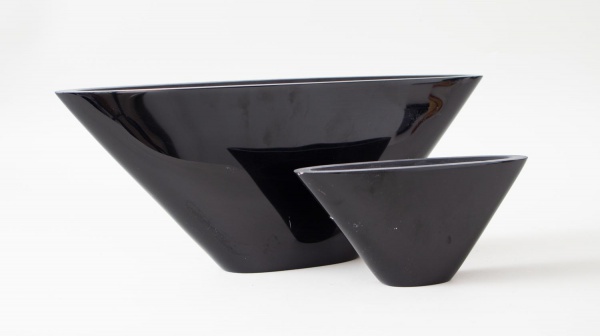 Par de vasos decorativos em material sintético preto brilhante, formato cônico invertido com boca elíptica larga e base pontiaguda. Exterior com acabamento espelhado em preto intenso e interior fosco.