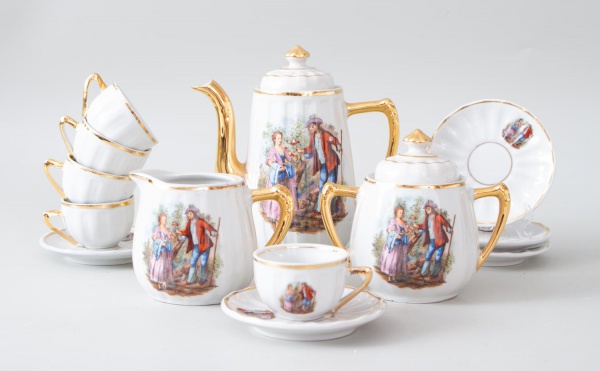 Conjunto para café em porcelana decorada com cenas galantes e detalhes dourados composto por 5 xícaras com 5 pires; 1 bule; 1 leiteira; 1 açucareiro grande; maior medindo 17 cm de altura; peças com ma