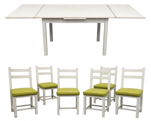 Mesa extensora branca com 6 cadeiras estofadas, tampo retrátil lateral. Medidas da mesa: 77 cm de altura, 80 cm de profundidade, 110 cm fechada e 190 cm aberta. Com marcas do tempo e uso conforme foto