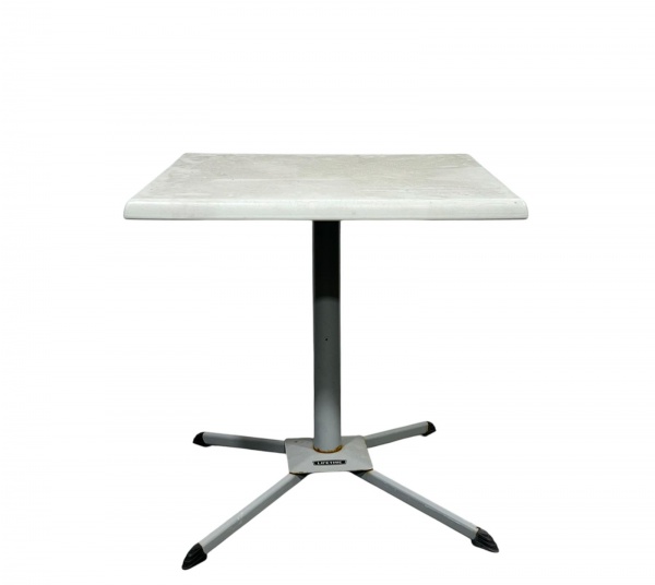 Mesa quadrada marca Lifetime, com tampo branco e base metálica central. Medidas: 72 cm de altura e 72 x 72 cm. Com marcas do tempo, desgastes e pontos de oxidação conforme fotos.