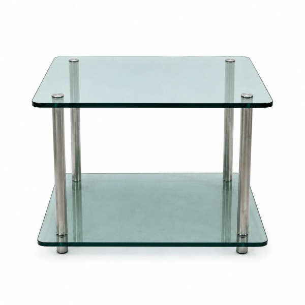 Mesa lateral em vidro temperado fumê, com dois tampos e estrutura tubular metálica. Medidas: 56 cm de altura e 70 x 70 cm. Estrutura apresenta folga, com parte quebrada, além de marcas do tempo e uso