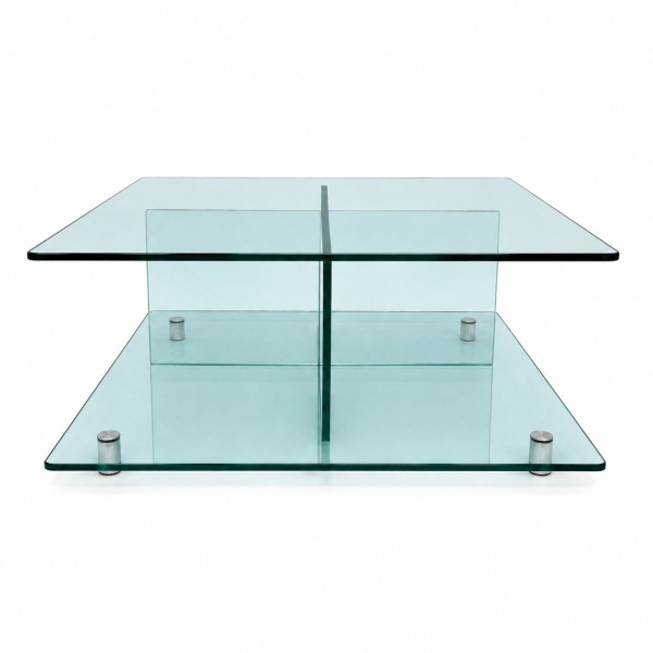 Mesa de centro em vidro temperado fumê, com tampo e base quadrados apoiados por estrutura central em vidro. Medidas: 42 cm de altura e 101 x 101 cm. Peça com marcas do tempo e uso; um dos vidros da ba