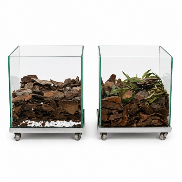 Dois vasos cachepot em vidro com base metálica e rodinhas, contendo revestimento decorativo interno em cascas e folhagens artificiais; medidas 40 cm de altura com rodinhas e 36 x 36 cm; vendidos no es
