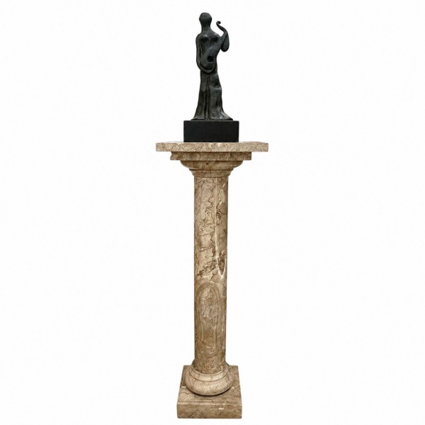 Coluna em mármore com escultura decorativa feminina estilizada sobre base quadrada em mármore e pedestal cilíndrico; peça decorativa com marcas do tempo e sinais de uso conforme fotos. Altura 167 cm.