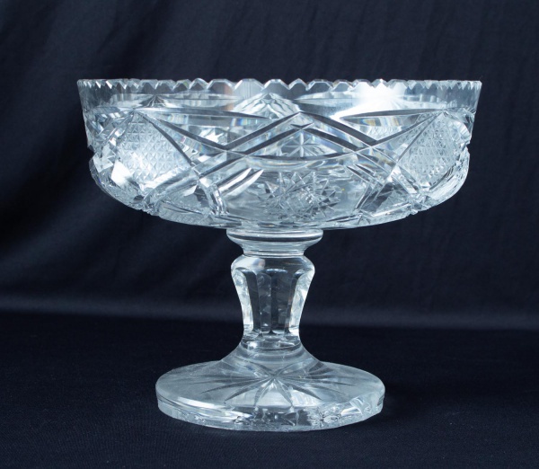 Centro de mesa em cristal lapidado com pé; medindo 20 cm de altura; peça com marcas de uso e desgastes naturais; vendido no estado em que se encontra.