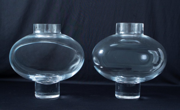 Par de vasos em vidro incolor de formato bojudo; medindo 28 cm de altura; peças com marcas de uso e desgastes naturais; vendido no estado em que se encontra.