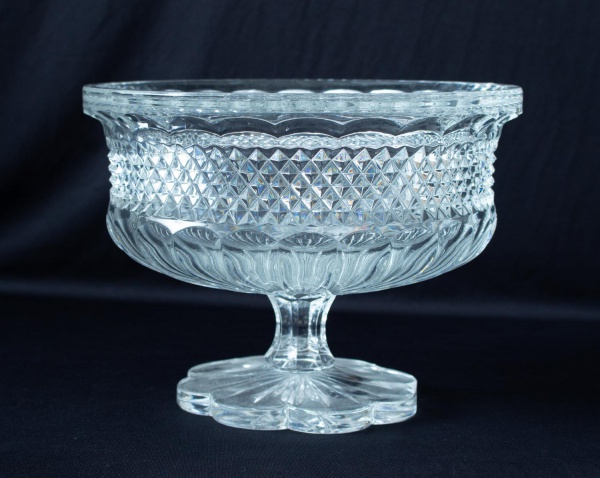 Centro de mesa em cristal lapidado com pé; medindo 19 cm de altura e 25 cm de diâmetro; peça com marcas de uso e desgastes naturais; vendido no estado em que se encontra.