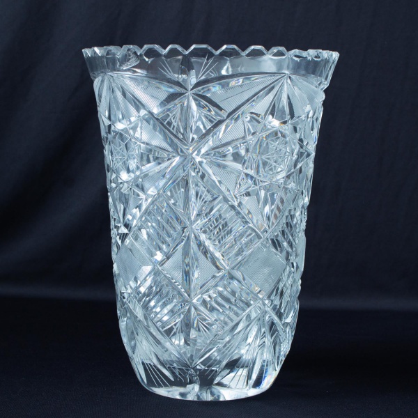 Vaso em cristal lapidado; medindo 25 cm de altura e 19 cm de diâmetro; peça com marcas de uso e desgastes naturais; vendido no estado em que se encontra.