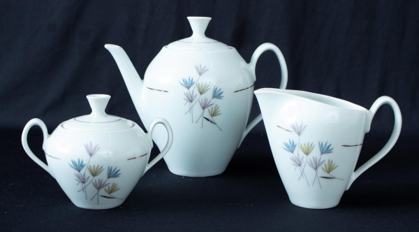 Aparelho de jantar em porcelana Renner Porto Alegre composto por 18 pratos fundos, 9 pratos rasos, 5 pratos de sobremesa, 1 molheira, 1 sopeira com tampa e 2 travessas; decoração floral em policromia;