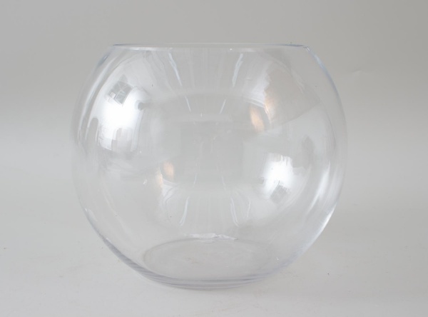 Lote contendo aquário esférico em vidro transparente, borrifador em vidro com tampa metálica e 3 pratos em vidro fosco decorado; aquário medindo 19 cm de altura por 17 cm de diâmetro; apresentam sinai