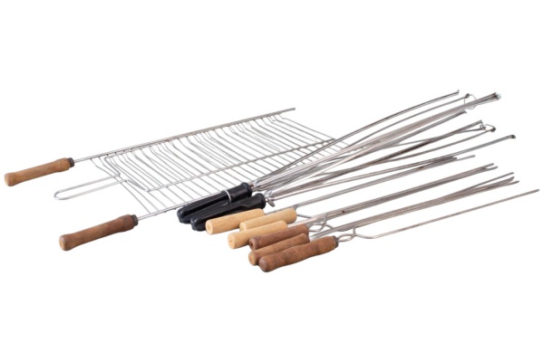 Lote variado contendo grelhas para churrasqueira, espetos e utensílios metálicos com cabos de madeira e material sintético; apresentam sinais de uso, oxidação superficial, marcas do tempo e desgastes