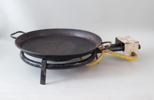 Lote contendo fogareiro a gás de mesa da marca Garcima, acompanhado de duas chapa circular metálica para preparo de alimentos; não testado; apresentam sinais de uso, oxidação superficial, marcas do te