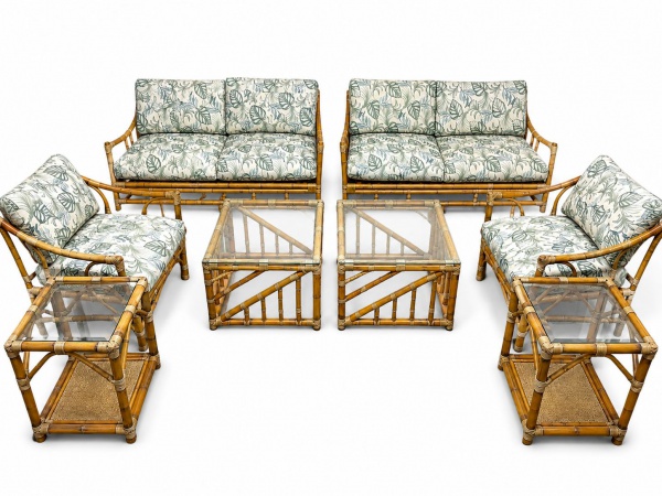 Conjunto de mobiliário em bambu composto por 2 sofás de dois lugares, 2 poltronas, 2 mesas de centro com tampo de vidro e 2 mesas laterais com tampo de vidro; estofados com revestimento estampado; med