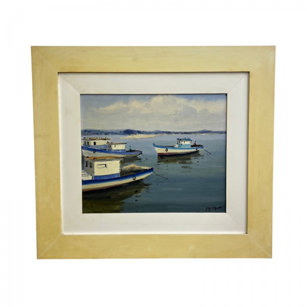 Jayme Aguiar óleo sobre Eucatex representando marinha com embarcações ancoradas, assinado no canto inferior direito, acondicionado em moldura em madeira patinada. Medidas totais 65 x 73 cm e medidas d