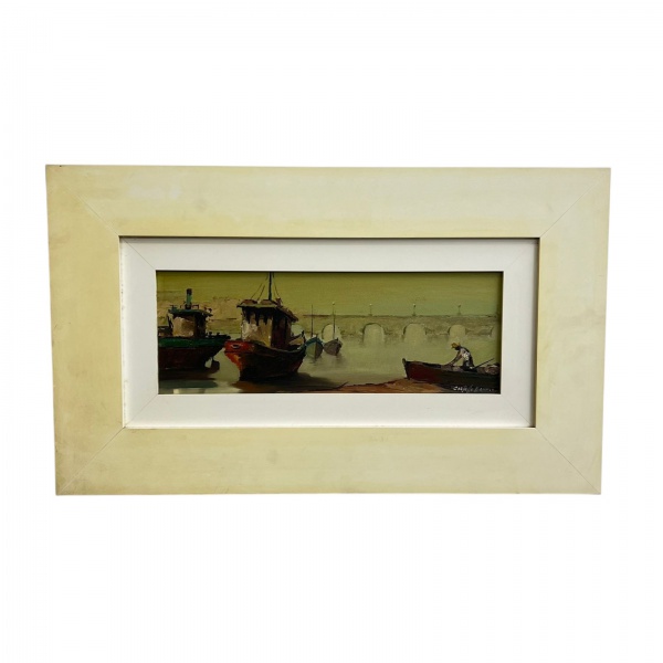 Castello Branco óleo sobre Eucatex representando cena portuária com embarcações e ponte ao fundo, assinado no canto inferior direito, acondicionado em moldura em madeira. Medidas externas 37 x 62 cm e