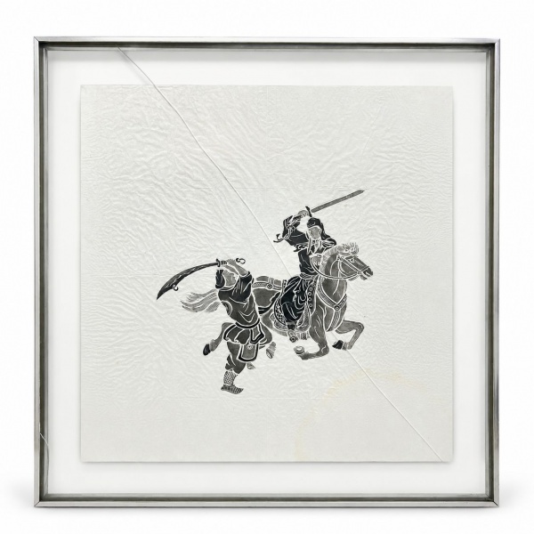 Gravura monocromática representando cena oriental com guerreiro montado a cavalo e figura empunhando espada, protegida por vidro e moldura metálica. Medidas totais 86 x 86 cm. Apresenta rachadura no v