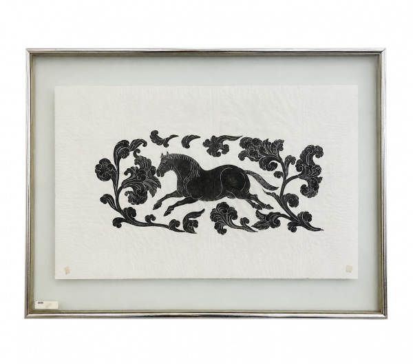 Gravura decorativa representando cavalo em composição ornamental floral, protegida por vidro e moldura metálica. Medidas totais 68 x 48 cm. Com marcas do tempo e leves desgastes conforme fotos.