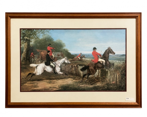 Gravura representando cena de caça e cavaleiros em paisagem campestre, protegida por vidro e moldura em madeira. Medidas externas 69 x 46 cm e internas 52 x 29 cm. Com marcas do tempo e leves desgaste