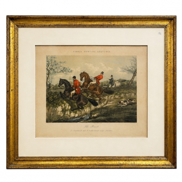 Gravura inglesa Foress Hunting Sketches representando cena de caça com cavaleiros e cães, protegida por vidro e moldura dourada. Medidas externas 61 x 71 cm e internas 46 x 37 cm. Com marcas do tempo