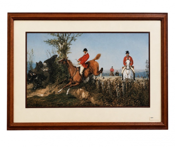 Gravura representando cena de caça com cavaleiros em paisagem campestre, protegida por vidro e moldura em madeira. Medidas externas 47 x 69 cm e internas 52 x 30 cm. Com marcas do tempo e leves desgas