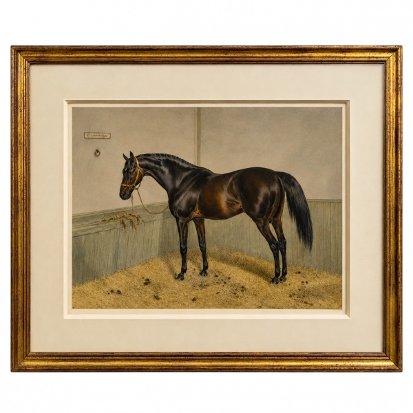 Gravura representando cavalo em estábulo, protegida por vidro e moldura dourada. Medidas totais 72 x 84 cm e internas 59 x 49 cm. Com marcas do tempo e leves desgastes conforme fotos.