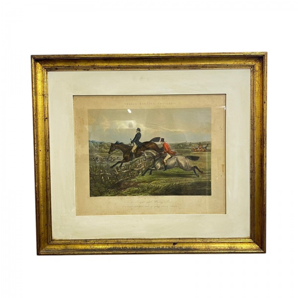Gravura inglesa Foress Hunting Sketches representando cavaleiros em cena de caça, protegida por vidro e moldura dourada. Medidas totais 71 x 61 cm e internas 37 x 46 cm. Com marcas do tempo e leves de