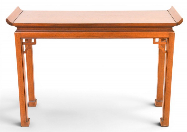 Console em madeira no estilo chinoiserie / Chippendale chinês, tampo retangular com bordas voltadas para cima nas extremidades (estilo altar chinês), friso moldurado sob o tampo, pernas retas de secçã
