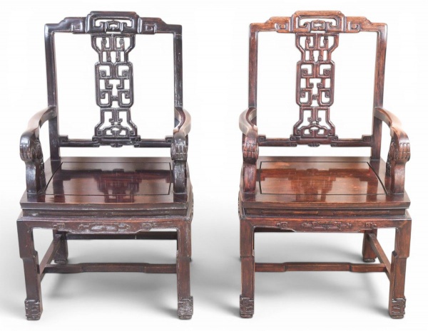 Par de cadeirões chineses em madeira de rosewood (hongmu), estilo período Qing, séc. XIXXX, com encosto vazado em motivos geométricos de longevidade (shou), braços curvos com terminações em voluta, as