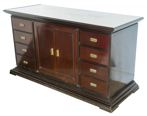 Cômoda em madeira de estilo clássico, com oito gavetas laterais e compartimento central com duas portas, medindo 90 x 170 x 67 cm (altura x comprimento x profundidade); apresenta riscos, manchas, desg