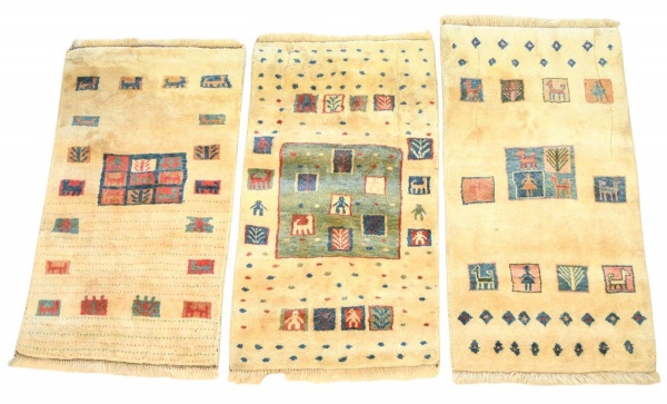Lote contendo 3 tapetes de estilo oriental com desenhos geométricos policromados, medindo aproximadamente 142 x 75 cm cada; apresentam sinais de uso, desgastes, manchas e marcas do tempo.