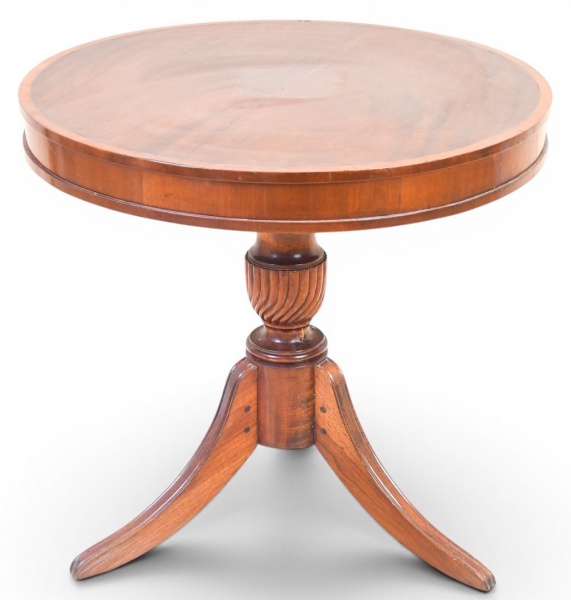 Mesa auxiliar redonda em madeira, com tampo circular e base central torneada apoiada sobre três pés curvos, medindo 75 cm de altura e 80 cm de diâmetro; apresenta sinais de uso, pequenos riscos e desg