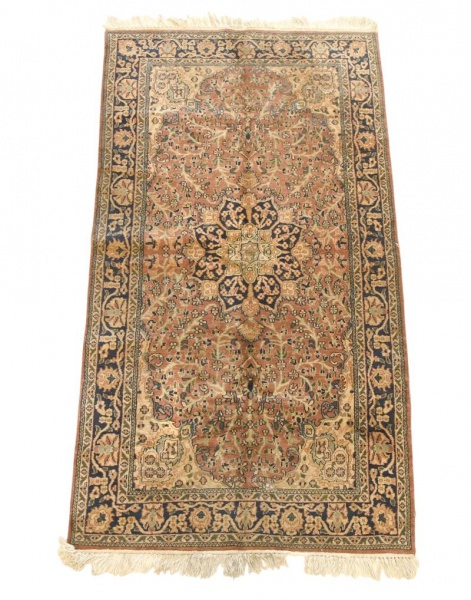 Tapete oriental artesanal, medindo 170 x 94 cm, com decoração floral e medalhão central em tons de bege, azul e terracota; apresenta desgastes compatíveis com o uso e a idade, pequenas manchas, franja