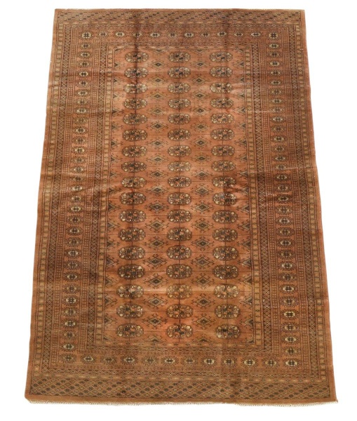 Tapete oriental artesanal, medindo 184 x 120 cm, com decoração geométrica repetitiva em tons de bege, marrom e terracota; apresenta desgastes compatíveis com o uso e a idade, áreas de desgaste no pelo
