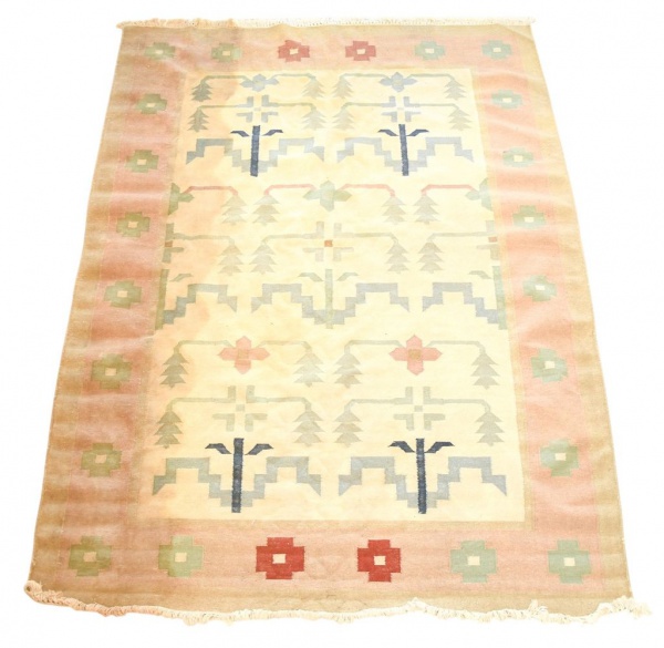 Tapete de kilin/tapete decorativo com padronagem geométrica em tons suaves, medindo 258 x 180 cm; apresenta sinais de uso, desgastes, pequenas deformações, franjas com perdas com alguns rasgos e marca