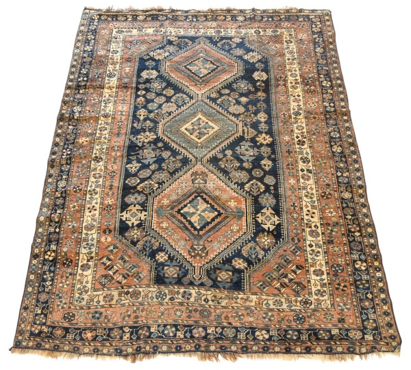 Tapete oriental artesanal com rica decoração geométrica e medalhões centrais, medindo 286 x 210 cm; apresenta desgaste acentuado, perdas de pelos, franjas danificadas, marcas do tempo, pequenos rasgos