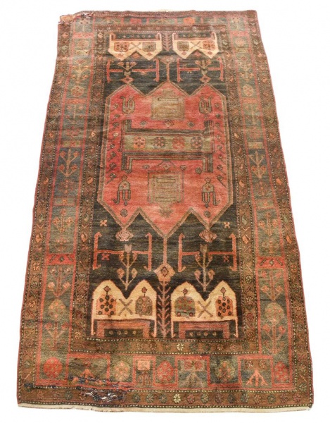 Tapete oriental artesanal com decoração geométrica em tons terrosos e avermelhados, medindo 297 x 152 cm; apresenta desgaste acentuado, rasgos, perdas de pelos, bordas e franjas danificadas, manchas,