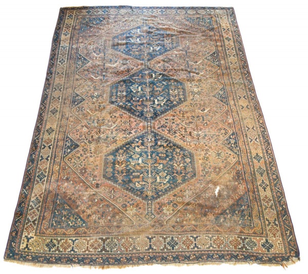 Tapete oriental artesanal com três medalhões centrais e rica decoração geométrica, medindo 326 x 225 cm; apresenta desgaste acentuado, áreas com perda de pelos, perfuração, marcas do tempo, desbotamen