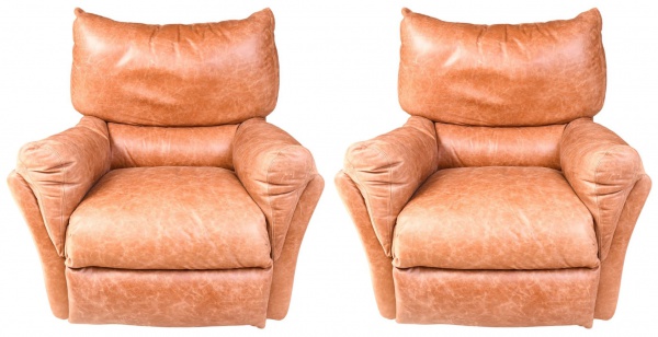 Par de poltronas reclináveis giratórias, estofadas em couro na tonalidade caramelo, com mecanismo lateral de acionamento, medindo 92 x 91 x 80 cm cada; apresentam marcas de uso, vincos naturais do cou