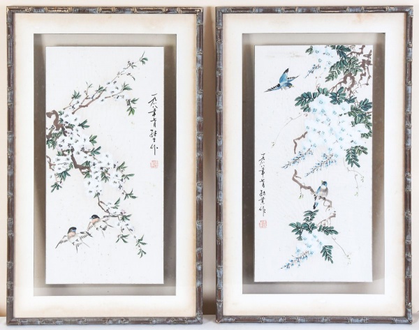 Par de pinturas chinesas sobre seda, nanquim e pigmentos sobre seda, representando cenas de pássaros e flores no estilo tradicional chinês (hunio): uma com andorinhas entre ramos de glicínia em flor a