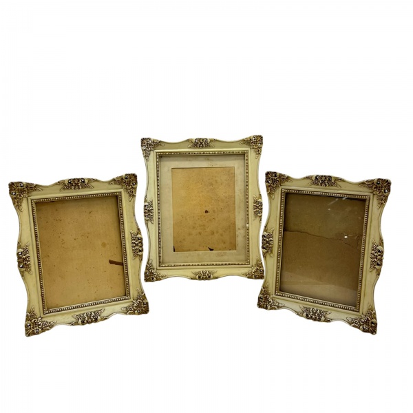 Lote contendo 3 porta-retratos decorativos, sendo 1 maior e 2 menores, com molduras ornamentadas; medida do maior 31 x 38 cm e dos menores 25 x 31 cm; apresentam marcas do tempo, desgastes e sinais de