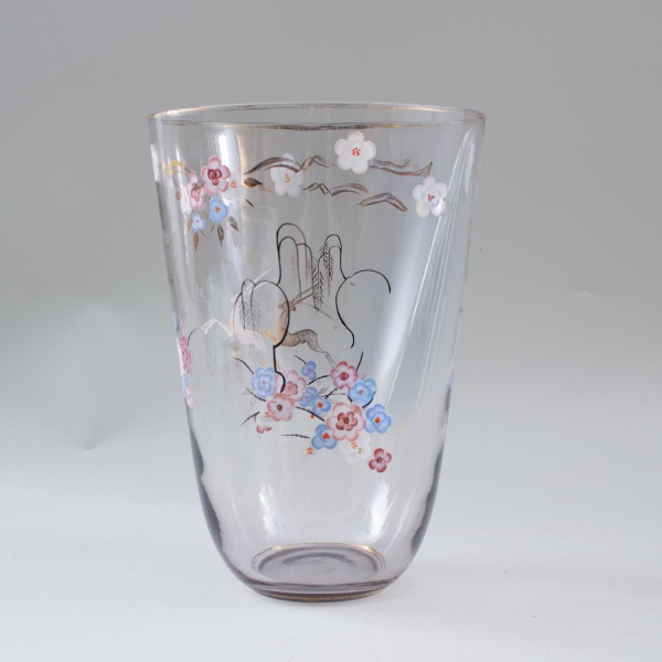 Vaso em vidro transparente decorado com pintura floral policromada e detalhes dourados, medindo 28 cm de altura e 19 cm de diâmetro; apresenta sinais de uso, marcas do tempo, desgastes na decoração e