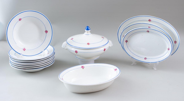 Lote de porcelana Zappi São Paulo composto por 8 pratos fundos com 22 cm de diâmetro, sopeira com tampa com 18 cm de altura, 3 travessas e 1 saladeira. Decoração com filetes azuis e motivos florais. A
