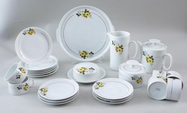 Conjunto para café em porcelana Renner Porto Alegre, decorado com motivos florais e filetes dourados, composto por cafeteira com tampa, leiteira, açucareiro com tampa, 6 xícaras, 6 pires, 6 pratos par