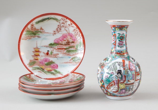 Lote com 5 pires em porcelana decorados com paisagem oriental e vaso em porcelana chinesa marca Lotus Blooms Brand. Vaso com 16 cm de altura. Peças com marcas do tempo e sinais de uso conforme fotos.