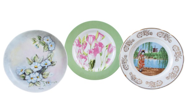 Lote contendo 3 pratos decorativos em porcelana, sendo um prato Porcelana Schmidt, um prato com decoração floral e um prato com cena oriental e frisos dourados; diâmetro do maior 27 cm; apresenta marc