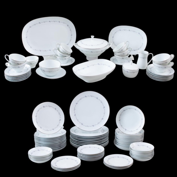 Aparelho de jantar e chá em porcelana Noritake Japão, padrão York 6471. Composto por 11 pratos rasos, 12 tigelas grandes, 12 tigelas pequenas, 12 pratos de sobremesa, 12 pratos para pão, 12 xícaras co
