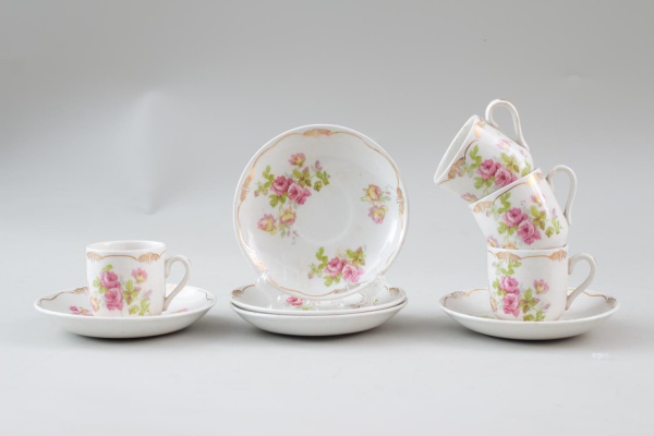 Lote contendo 4 xícaras de café e 5 pires da manufatura inglesa Wood & Sons Ltd., Burslem, England, decorados com motivos florais e detalhes dourados; apresenta marcas do tempo, craquelados, desgastes