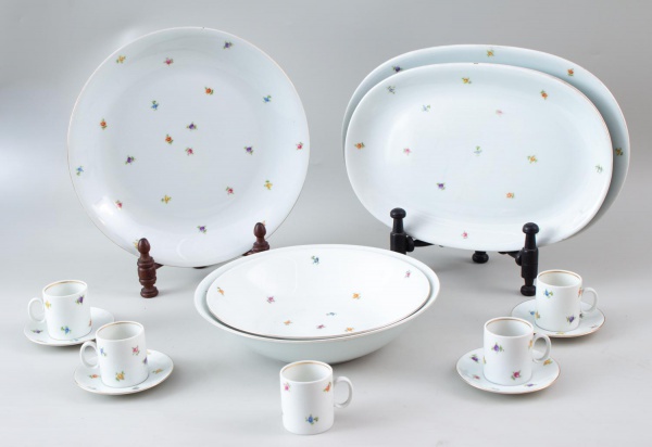 Lote de porcelana Renner Porto Alegre, decorado com delicadas flores policromadas, composto por 3 travessas redondas de tamanhos diferentes, 3 travessas ovais de tamanhos diferentes, 5 xícaras e 4 pir