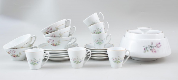 Lote de porcelana Real São Paulo, decorado com motivos florais e filetes dourados, composto por 5 xícaras de café com pires, 5 xícaras de chá com pires e açucareiro com tampa. Peças com marcas do temp